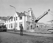56594 Afbeelding van de afbraak van de Sterrenwijk te Utrecht, met de huizen Equatorstraat 20 (midden) -16 (links). ...